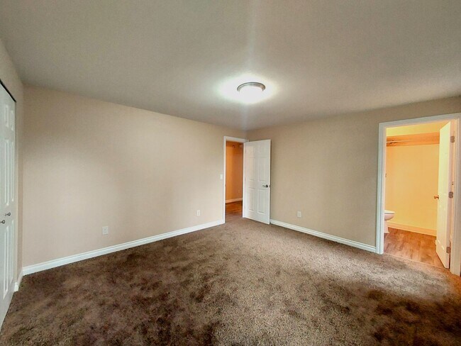 Building Photo - HUGE 5 Bedroom Home - Federal Way