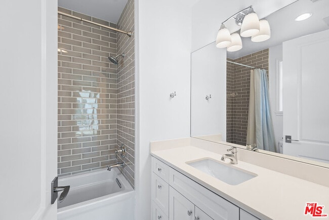 Building Photo - 1510 S Carmelina Ave