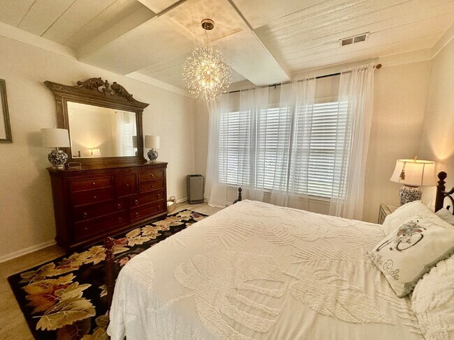 Building Photo - Beautifully Updated Elegant two Bedroom Ho...