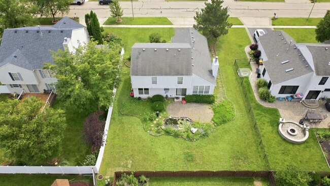 Building Photo - 10570 Wing Pointe Dr