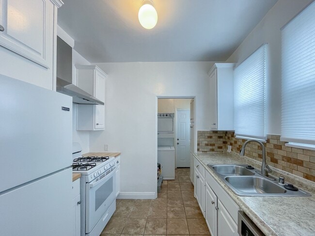 Building Photo - beautiful 2bd 2ba near Melrose Place
