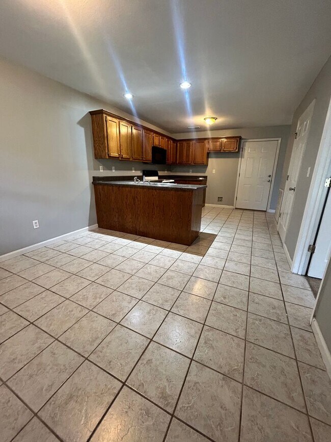 Building Photo - Charming  2 Bed, 1 Bath, 1 Car Garage, Cov...