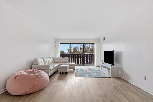 Building Photo - 1235 S Maple Rd