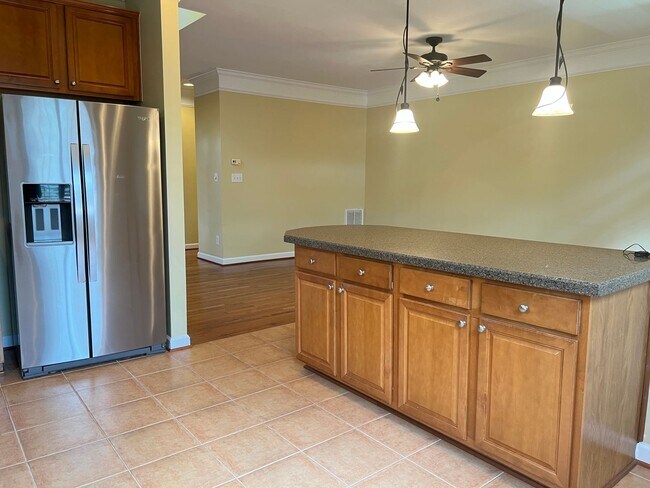 Building Photo - Spacious 3 Bed | 3.5 Bath End Unit Townhom...
