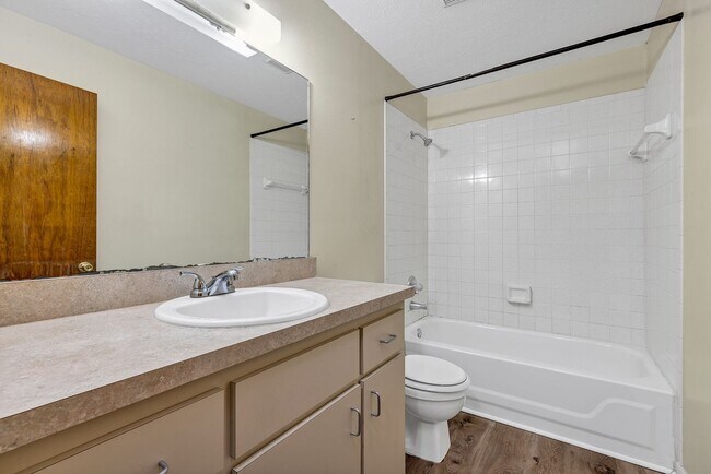 Building Photo - Charming 2-Bedroom Apartment for Rent – Great Location in Ocala! Deposit-Free Move-In Available!