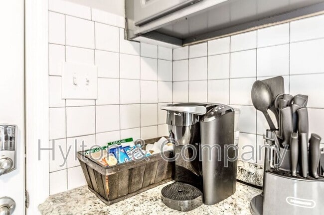 Building Photo - 222 W 31st St