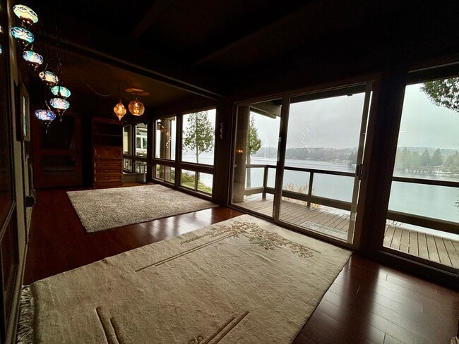 Building Photo - 221 N Bay Ln