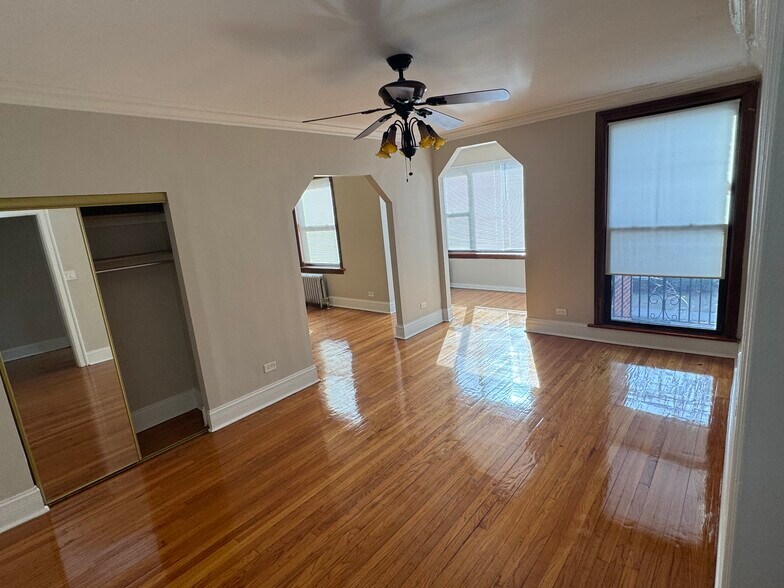 Building Photo - South Shore Manor