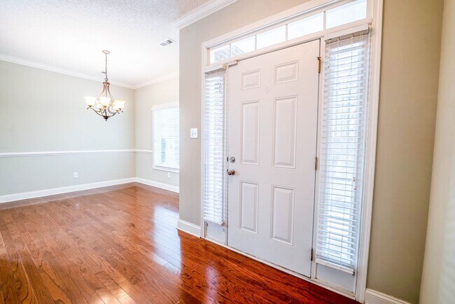 Building Photo - West Hills House 3BR/ 2.5BA, 2 Car garage, primary bedroom on main level