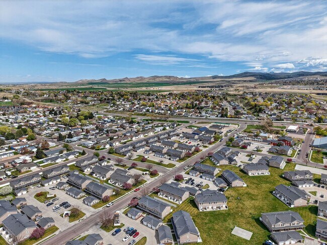Building Photo - Must-See Apartment in Pheasant Ridge  Pocatello!