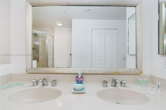 Building Photo - 7910 Harbor Island Dr