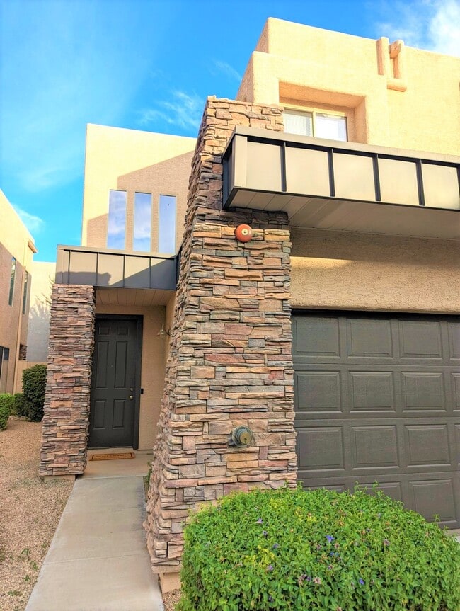 Building Photo - 2241 E Pinchot Ave