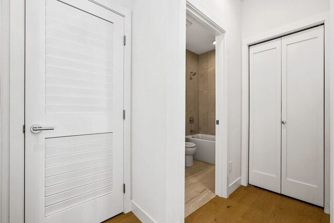 Building Photo - Fresh AIR CONDITIONED Arbor Lane Beauty!