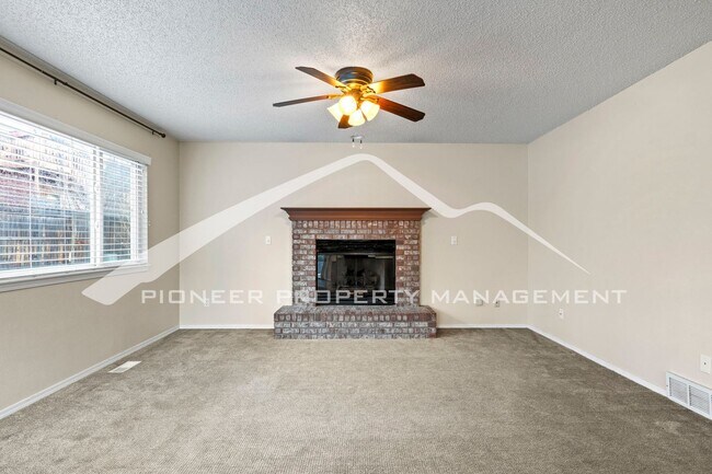 Building Photo - Beautiful 3bd/2.5 bath home with a peaceful backyard, AC, and 2.5 car garage near Ute Valley Park