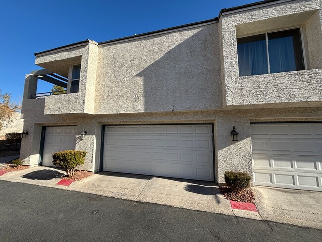 Building Photo - Beautiful2Bed/2Bath Townhome-Private end u...