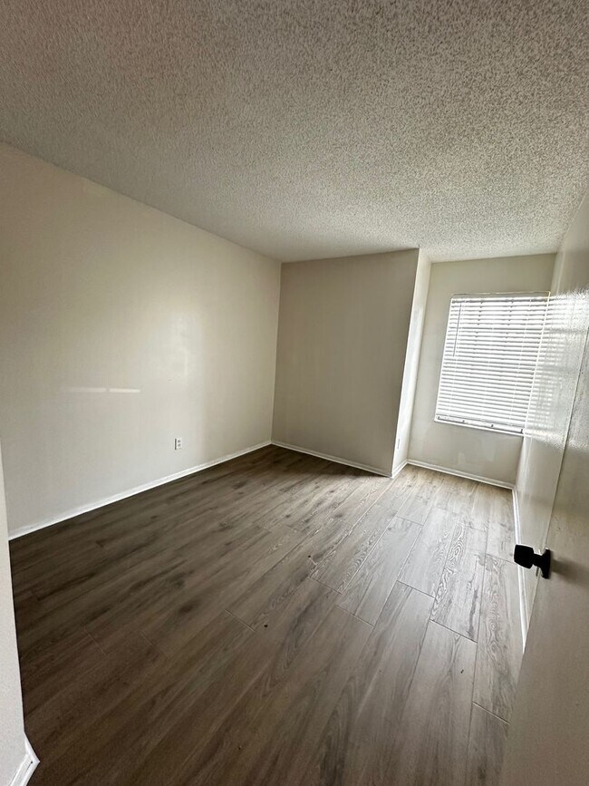 Building Photo - 862 Commonwealth Ct