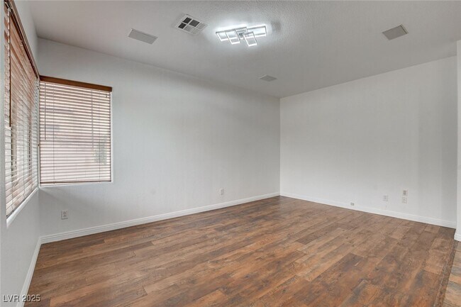 Building Photo - 8125 Chestnut Hollow Ave