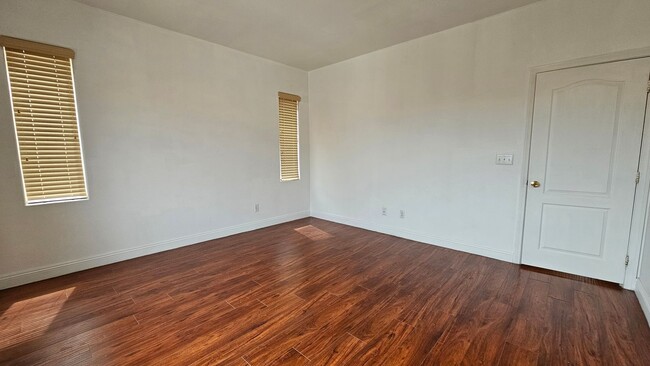 Building Photo - GORGEOUS HOME NEAR BLUE DIAMOND & DECATUR!!!!