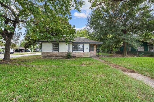 Building Photo - For Rent: Spacious 4-Bedroom Family Home