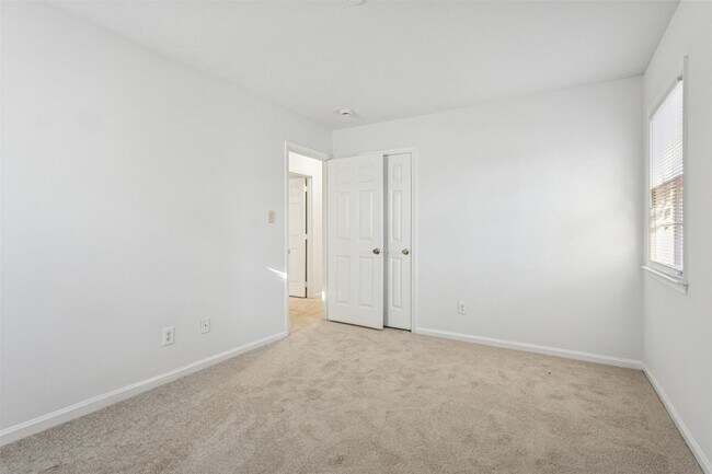 Building Photo - 3BR 2.5 BA Mid-Town Newport News