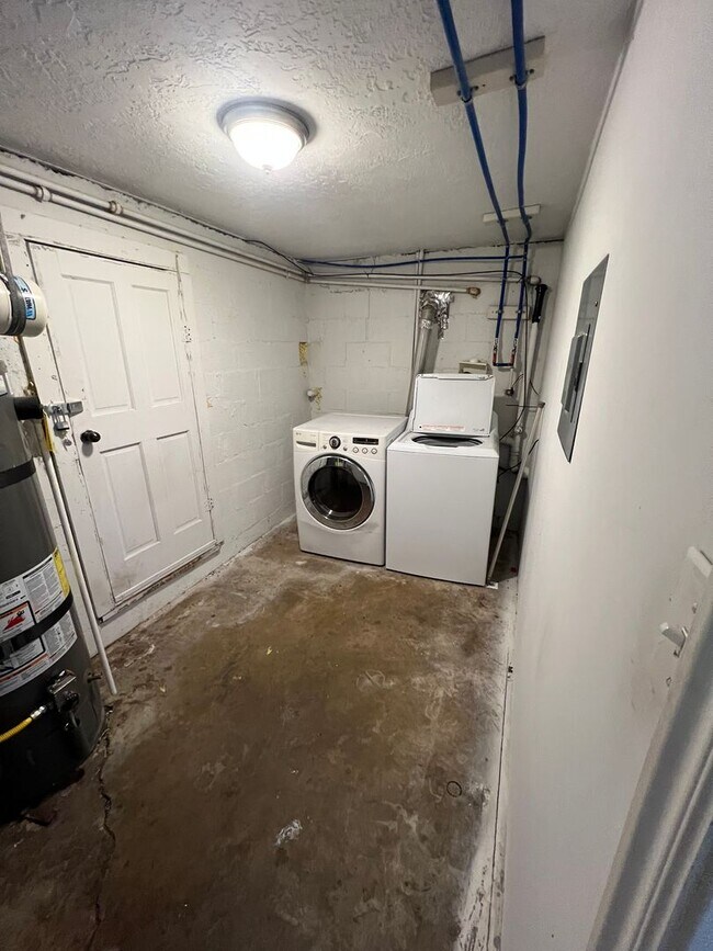 Building Photo - 2975 Madison Ave