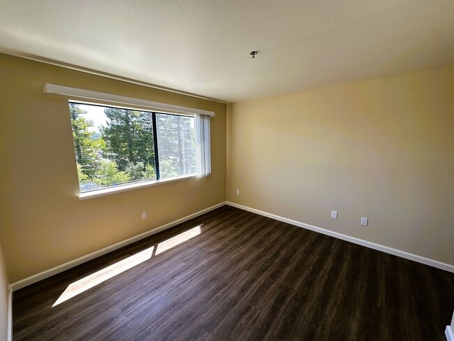 Building Photo - Lovely One Bedroom Condo in Novato