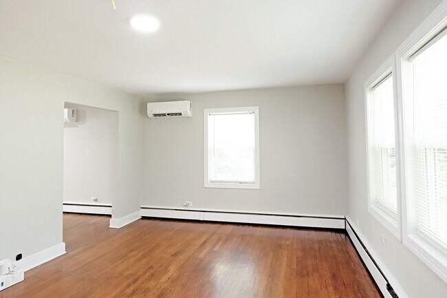 Building Photo - Updated, Pet-Friendly Fry's Spring Duplex - Grad Students Are Welcome!