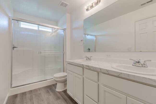 Building Photo - Beautiful 3 Bedroom Townhome for Lease!