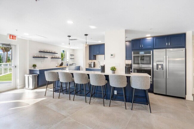 Building Photo - 3000 Holiday Dr