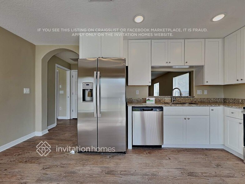 Building Photo - 2458 Hamlet Cir