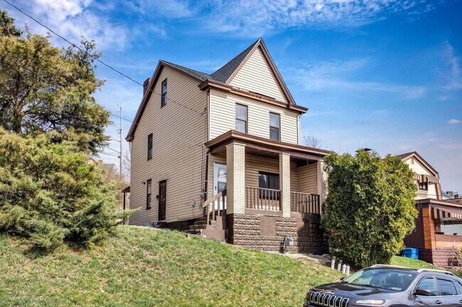 Building Photo - Updated 3 Bedroom 1 Bath with Off Street P...