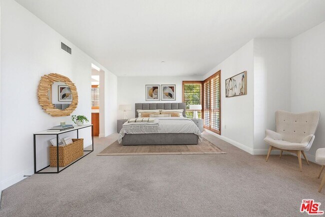 Building Photo - 5831 Seawalk Dr