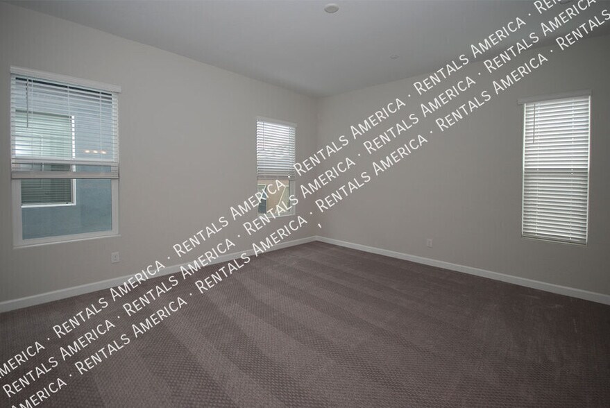 Building Photo - 3725 E Catalina Dr