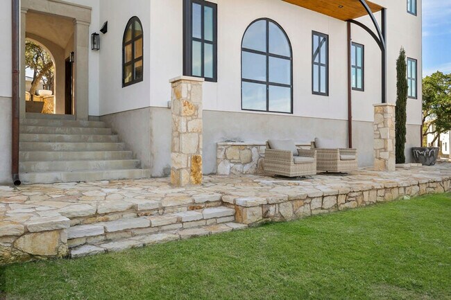 Building Photo - 2701 Bumble Bee Dr