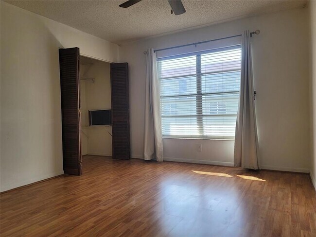 Building Photo - 805 W Oakland Park Blvd