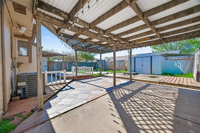 Building Photo - 19531 Woodglen Dr