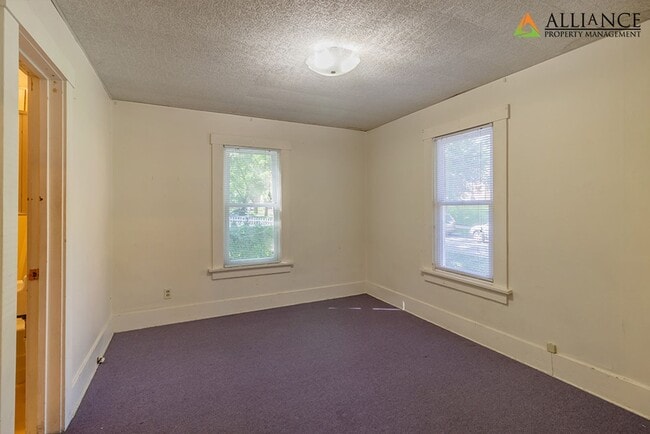 Building Photo - Perfect Location!