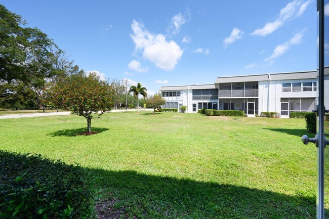 Building Photo - 2920 Lake Osborne Dr