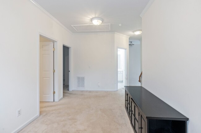 Building Photo - End Unit Townhome - 4 Bedrooms with First ...
