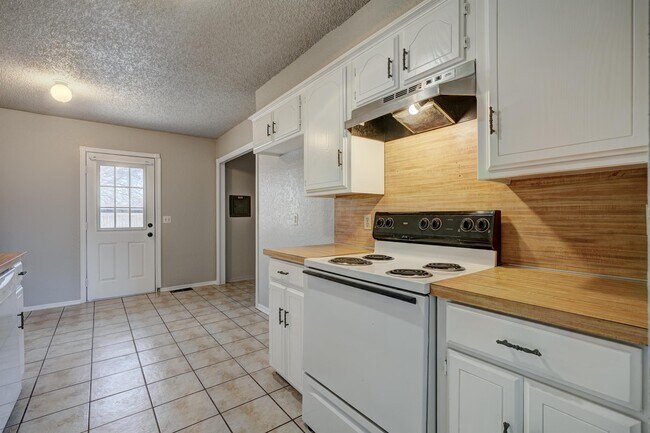 Building Photo - 626 N Robin Way