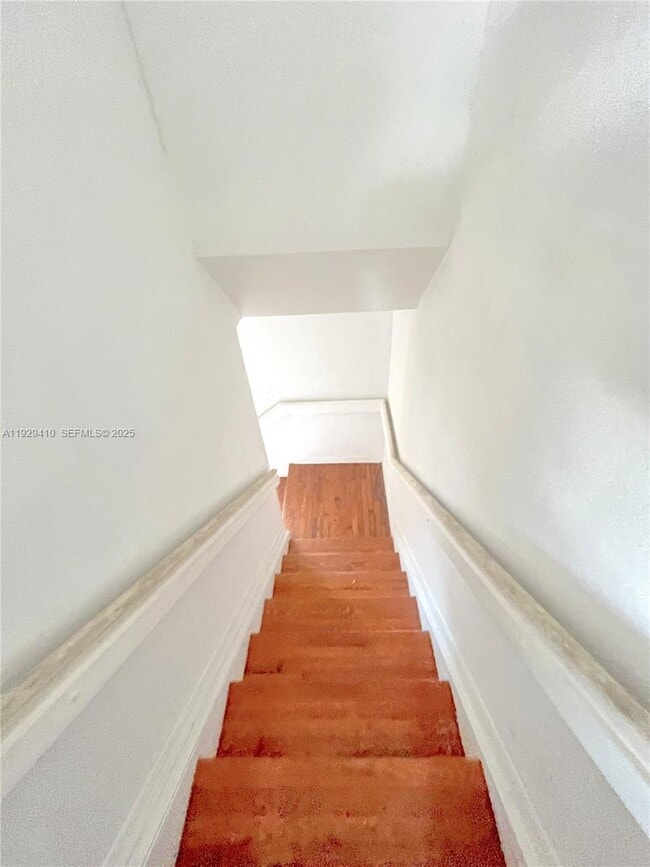 Building Photo - 220 E 4th St