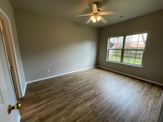 Building Photo - 3201 SW Amberwood Ave