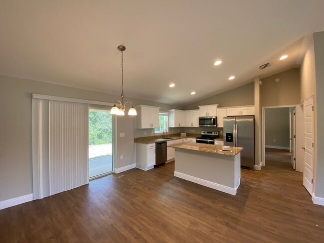Building Photo - 130 Oak Cir