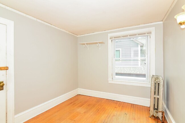 Building Photo - 509 6th St SE