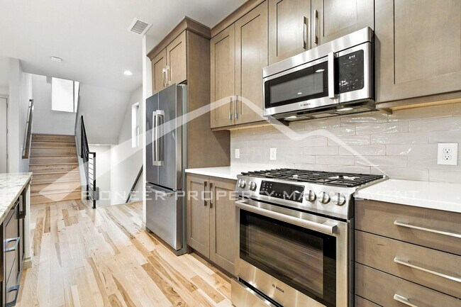 Building Photo - Modern Townhouse with Central AC and Rooft...
