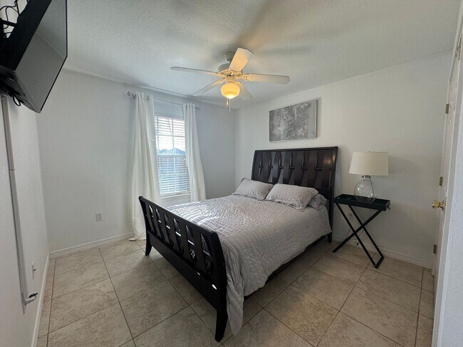 Building Photo - Gulf Breeze - Melissa Oaks - 4 Bedroom, 2 Bathroom w/ pool