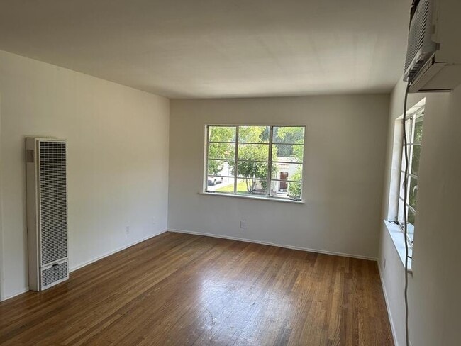 Building Photo - 1843 1/2 Linda Rosa Avenue