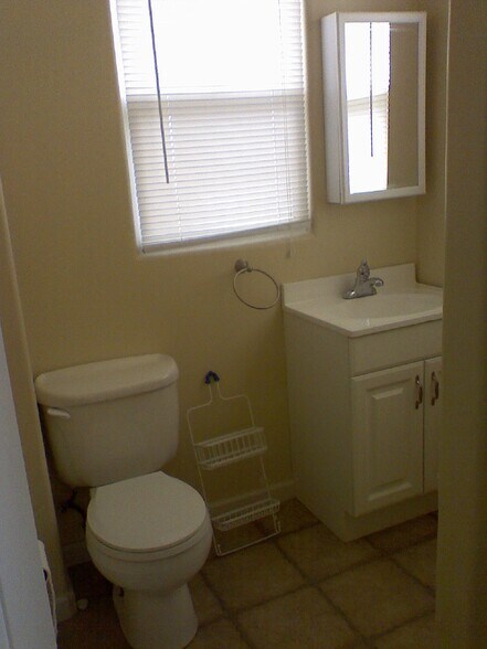 Building Photo - 638 Laine St