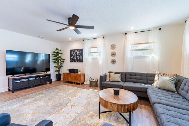 Building Photo - Fully Furnished + Utilities Included Beach...