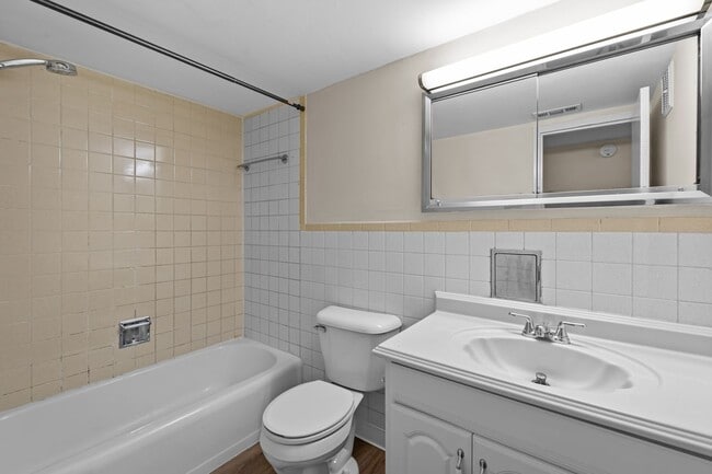 Building Photo - Quiet Norfolk Condo – Utilities & Parking ...